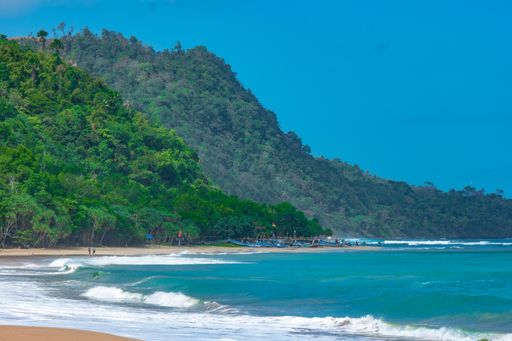 A beautiful shot of an amazing shore under the sunlight