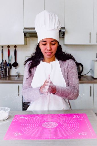 The female chef makes a cake and fondant