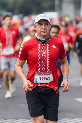 Man running the 39rd International Marathon of Mexico city on the street