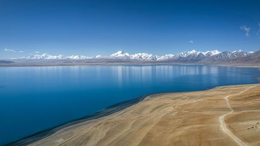 A beautiful shot of the Pekucuo lake and Shishapangma snowy mountains in Xigaze, China
