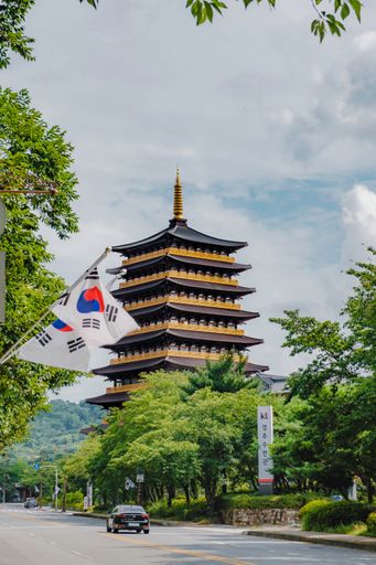 A vertical shot of the streets of Seoul during the day in South Korea