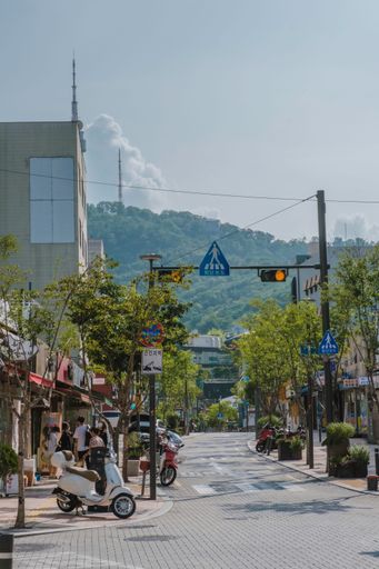 A vertical shot of the streets of Seoul during the day in South Korea