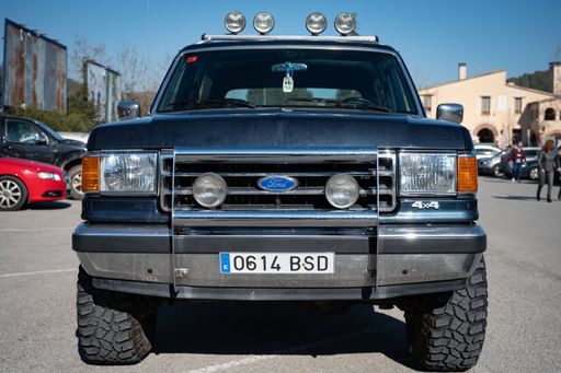A Big SUV offroad Ford Bronco 351 5.8L XLT 4x4 fifth generation 1992-1996