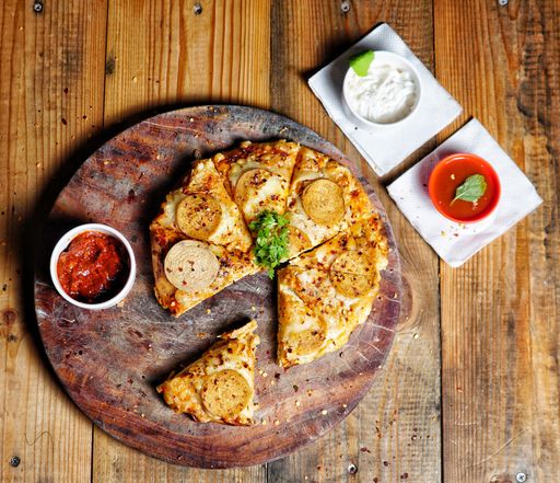 A top view of a chicken pizza