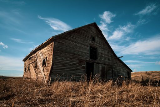 An abandoned barn in the Albertan Badlands