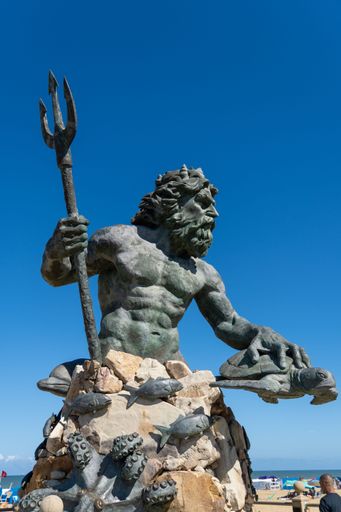 A vertical shot of the King Neptune, a large bronze statue located in Virginia Beach, Virginia