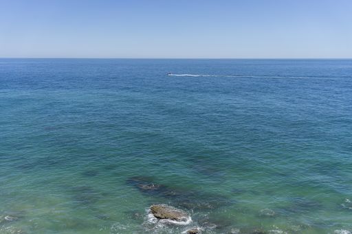A high angle shot of an amazing seascape under the sunlight
