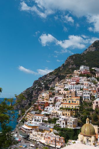 A vertical shot of a cityscape in Sorrento, Italy under the cloudy sky