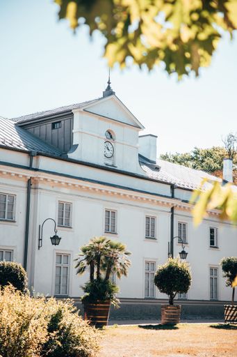 A vertical shot of the Palace on the Isle at Warsaw's Royal Bath's park