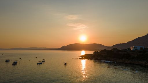 A mesmerizing view of a beautiful seascape at scenic sunset
