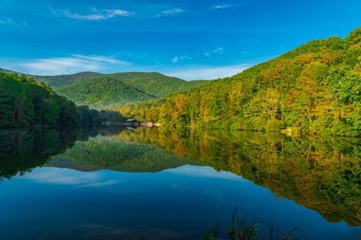 An amazing shot of a lake surrounded by trees in Vogel State Park in the morning, Georgia