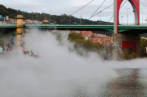 Niebla en la fuente del Museo guggenheim de
 Bilbao
