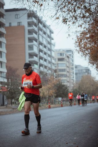 A vertical shot of an elderly male in the Santiago de Chile Marathon 2022