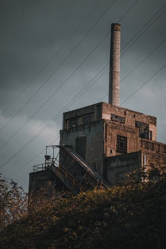 An old residential builidng in a town under a gloomy sky