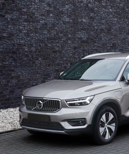 A vertical shot of a gray Volvo XC 40 parked on a paved street in Drachten, the Netherlands