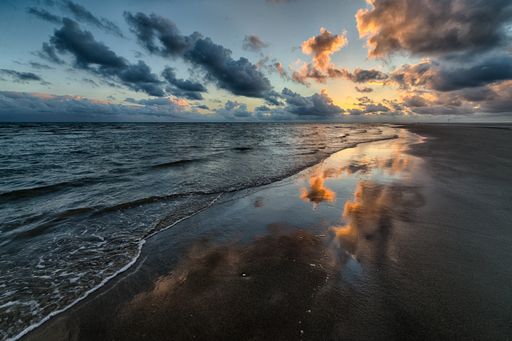 A beautiful shot of the sunset reflecting in the sea