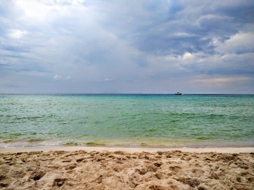 A beautiful shot of a calm sea on a sunny day in Mondello, Italy