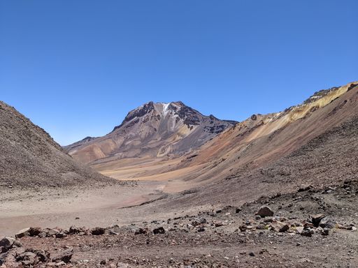 A scenic view of the peaks of a mounatin range under the cloudless sky