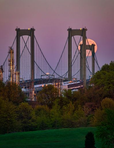 A vertical shot of the Benjamin Franklin Bridge in Philadelphia, USA