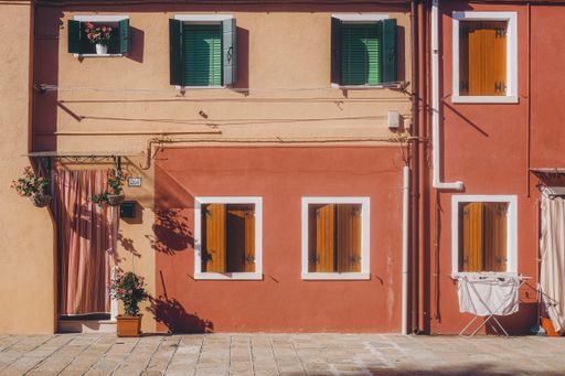 case colorate a Burano, finestre aperte