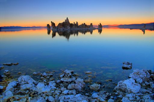 A beautiful shot of the Mono Lake surrounded with mountains during the sunset in California, USA