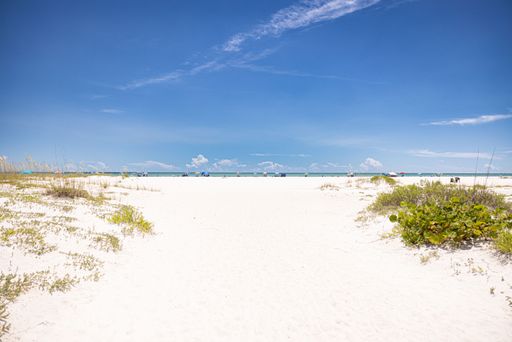 The white Lido Key beach in Florida