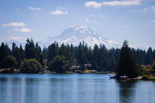 A low-angle shot of Lake Tapps near Mount Rainier in Washington, USA