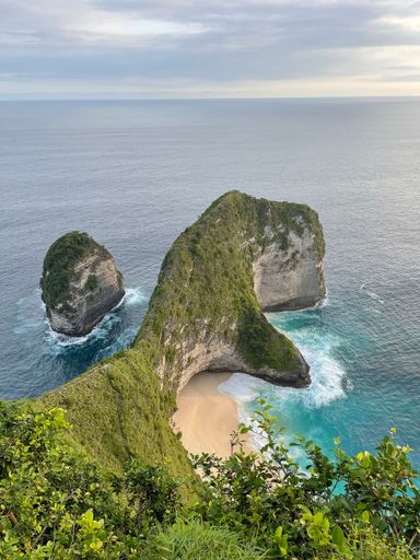 A vertical shot of Kelingking Beach in Nusa Penida in summer