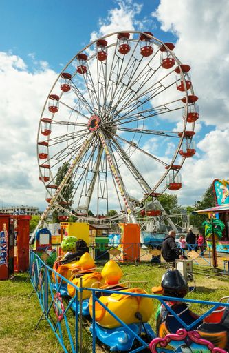 Large ferris wheel at a fun park