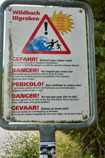 A warning flood sign saying "do not put your life at risk" in different languages