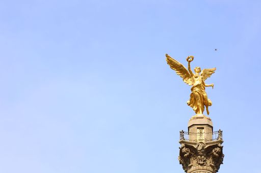 A beautiful shot of the Angel of Independence under the blue sky in Mexico City