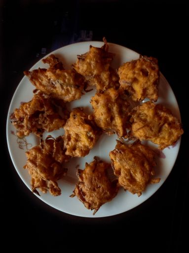 A top view of a fried chicken on a plate
